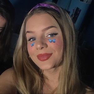 Meet your Posher, Alexis